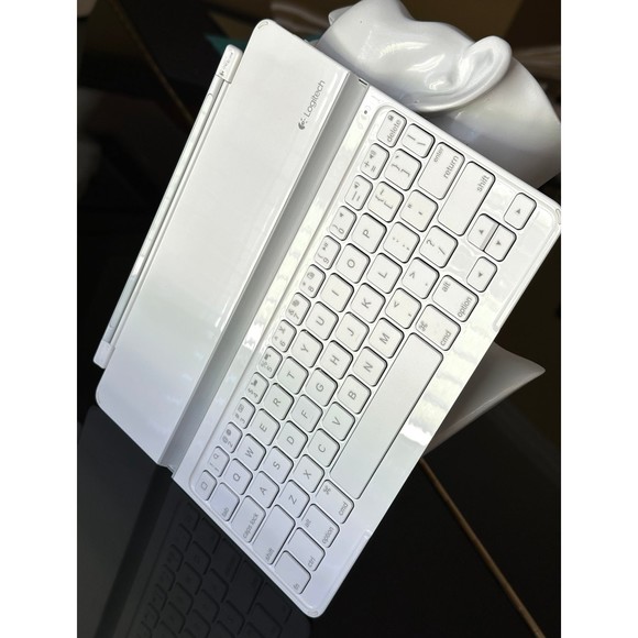 White Logitech Ultrathin Bluetooth Keyboard Tablet Cover Low Profile iPad 2/3/4 - Picture 4 of 12